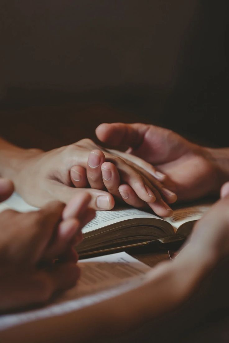 Mains posées sur une Bible ouverte