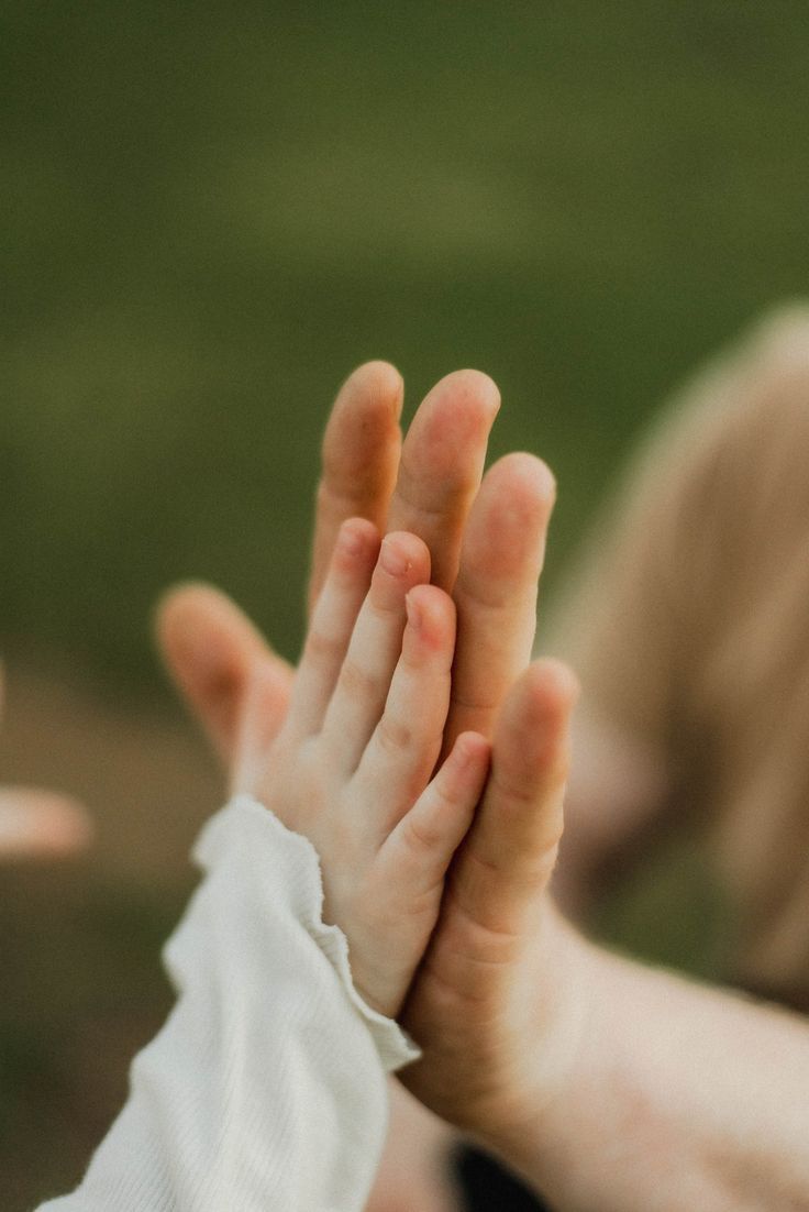 Petite main d'enfant dans une main d'adulte