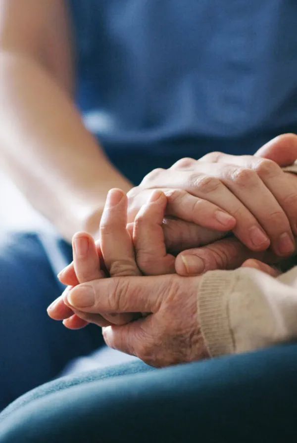 Deux mains qui se tiennent, en signe de soutien et d'accompagnement